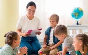 Éducatrice de jeunes enfants lisant une histoire à un groupe d’enfants