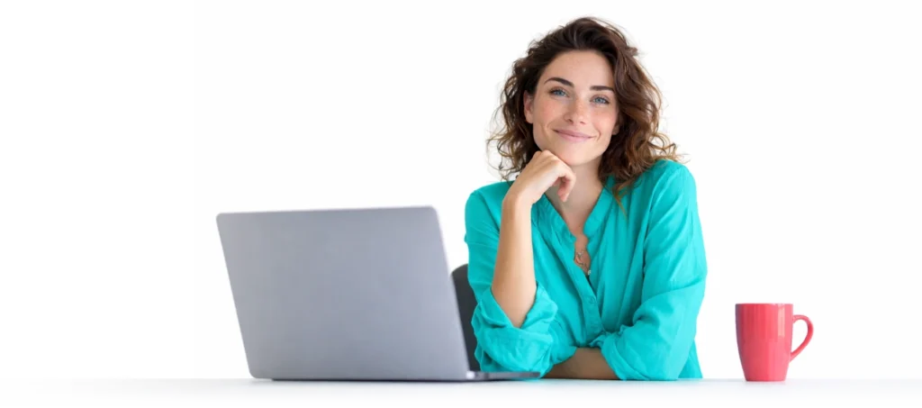 Femme confiante travaillant devant son ordinateur pour obtenir sa VAE en ligne