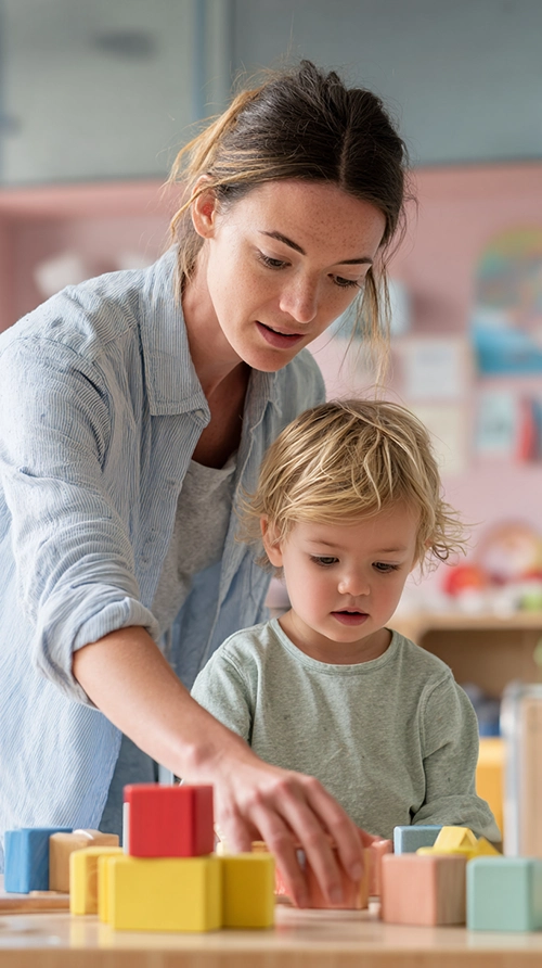 Intervenante éducative petite enfance accompagnant un enfant