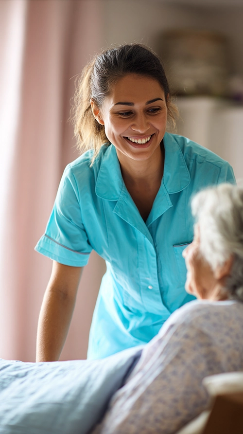 Aide-soignante accompagnant une personne âgée lors d’un soin du quotidien