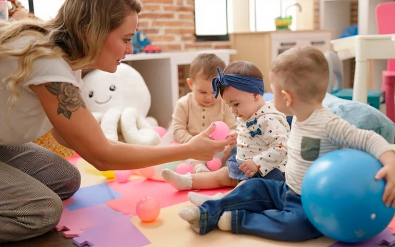 Auxiliaire de puériculture démontrant son expérience en crèche dans le cadre de sa VAE