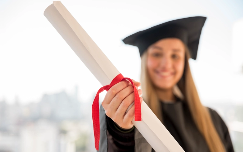 Femme souriante ayant obtenu son diplôme d'auxiliaire de puériculture après un accompagnement vae deap
