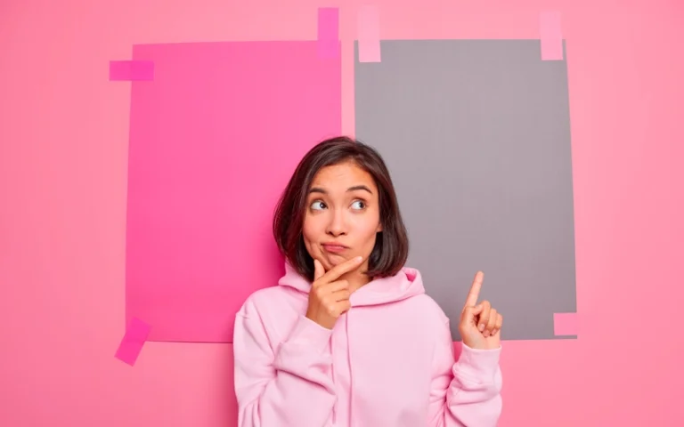 Femme hésitante sur fond rose