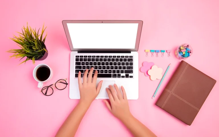 Mains de femme tapant sur un clavier d'ordinateur sur un bureau