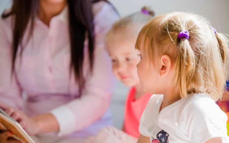 assistante maternelle lisant un livre a des enfants
