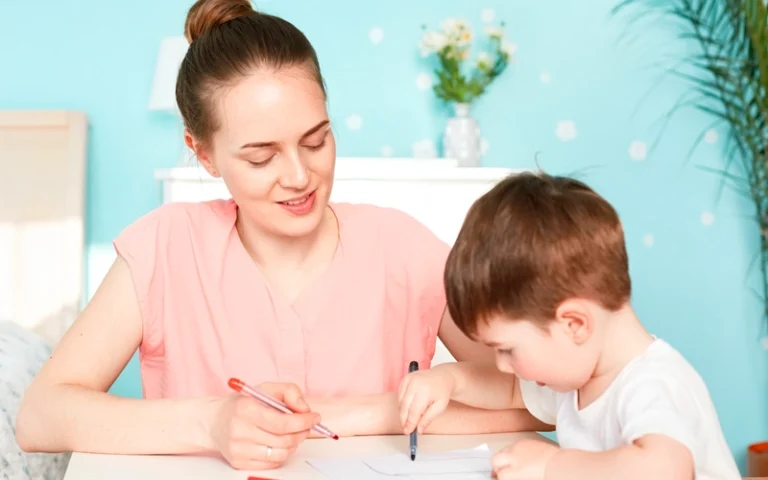 ATSEM travaillant auprès d'un enfant