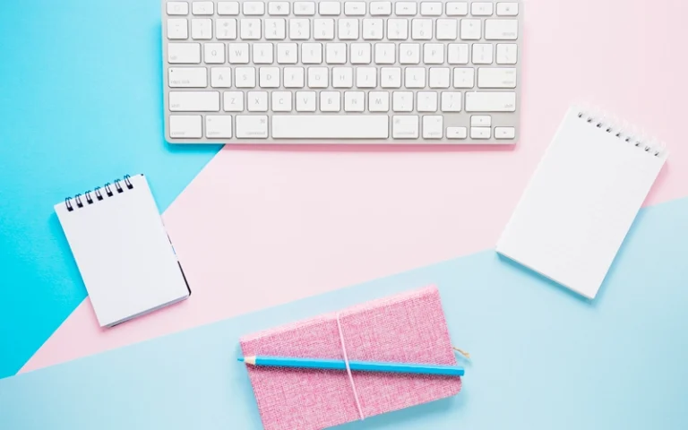 Clavier et carnet de-notes posés sur un bureau
