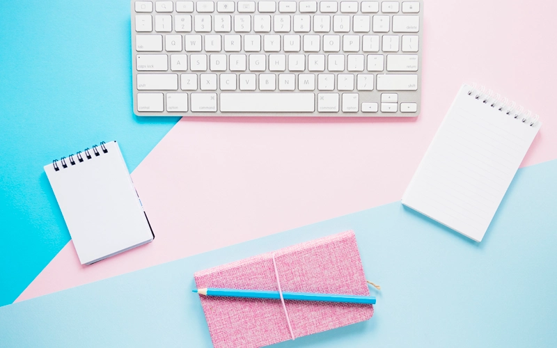 Clavier et carnet de-notes posés sur un bureau